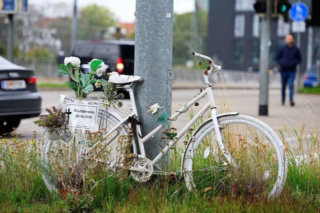 Ein weies &#8222;Ghost Bike&#8220; erinnert an die gettete Fahrradfahrerin.  | Foto: Ingo Schneider
