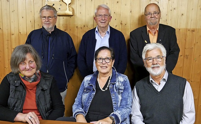 Der neue Vorstand: Klara Jansen, Carme...d Joachim Kllner (stehend, von links)  | Foto: Michael Gottstein