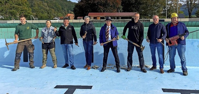 Freibad-Chefin  Lena Hoffrichter (Zwei...r Stadtwerke und beteiligten Baufirmen  | Foto: Stadt Elzach