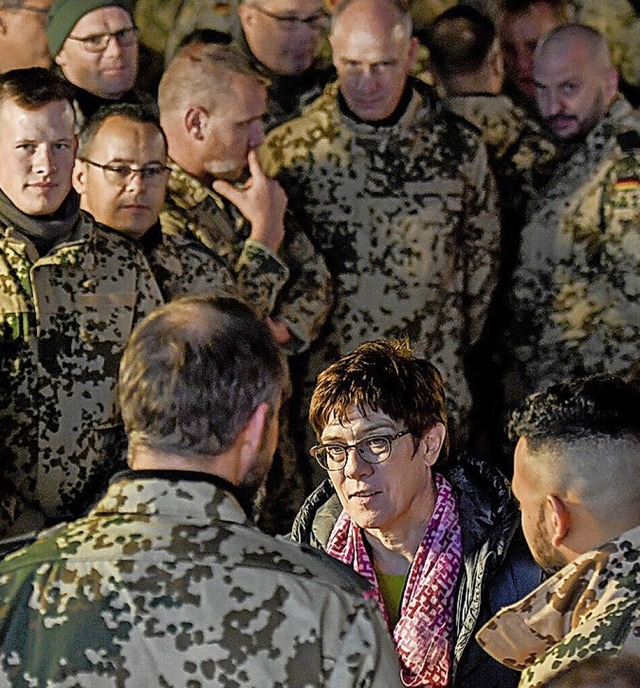 Annegret Kramp-Karrenbauer mit Bundeswehrsoldaten im Jahr 2019  | Foto: Britta Pedersen (dpa)