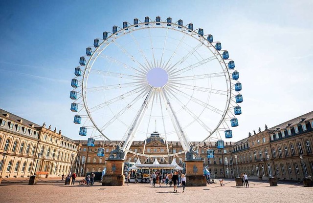 In Stuttgart steht als Attraktion ein Riesenrad mitten in der Innenstadt.  | Foto: Christoph Schmidt (dpa)