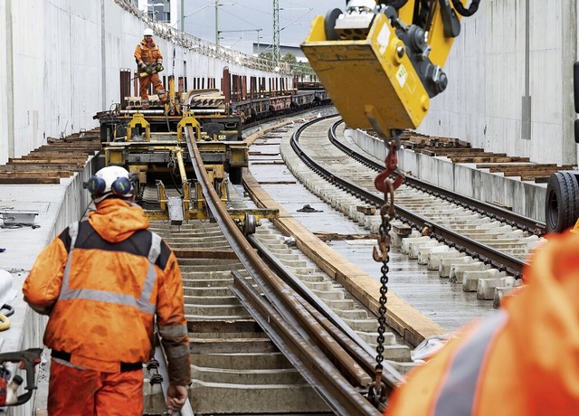 Die ersten Schienen fr die Tunnel des...tgart 21 wurden am Dienstag abgeladen.  | Foto: Bernd Weibrod (dpa)