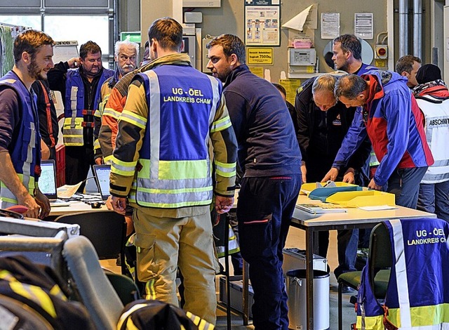 Helfer am Dienstag bei der Suche  | Foto: Daniel Vogl (dpa)