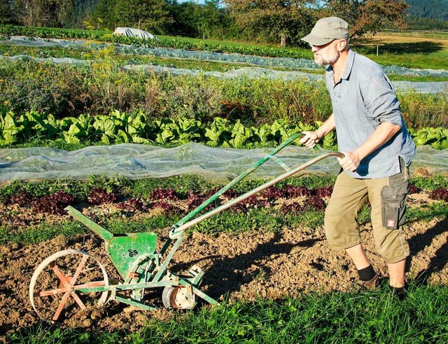 Traditionelle Aussaat: Andreas Nagel-Windus mit einer Dippelmaschine  | Foto: Paul Eischet