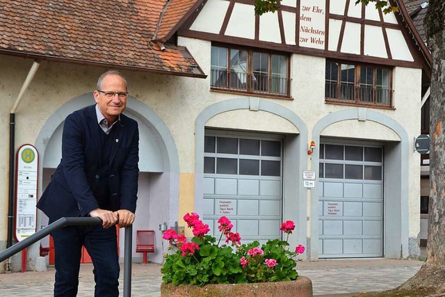 Michael Baumann vor dem Feuerwehrhaus  | Foto: Felix Lieschke