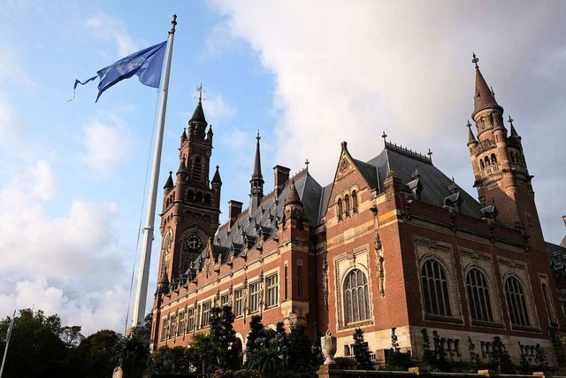 Die Flagge der Vereinten Nationen weht...ternationalen Gerichtshof in Den Haag.  | Foto: Mike Corder (dpa)