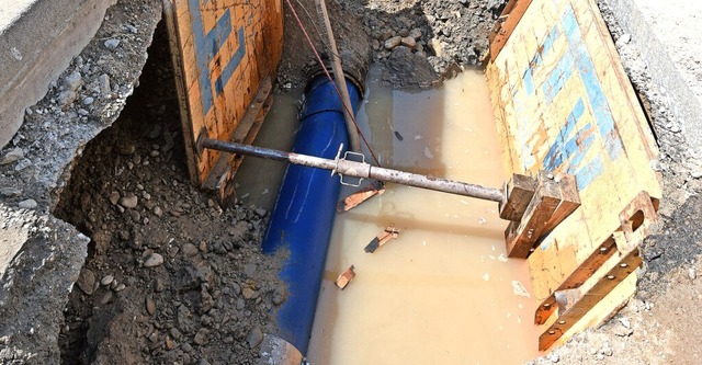 Wasserrohrbrche (Symbolfoto) gab es i...e marode Wasserleitung ersetzt werden.  | Foto: Rita Eggstein