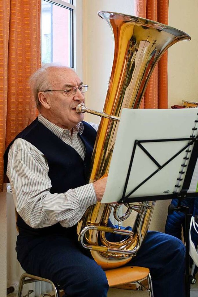 Emil Spengler spielt Tuba.  | Foto: Martin Oswald