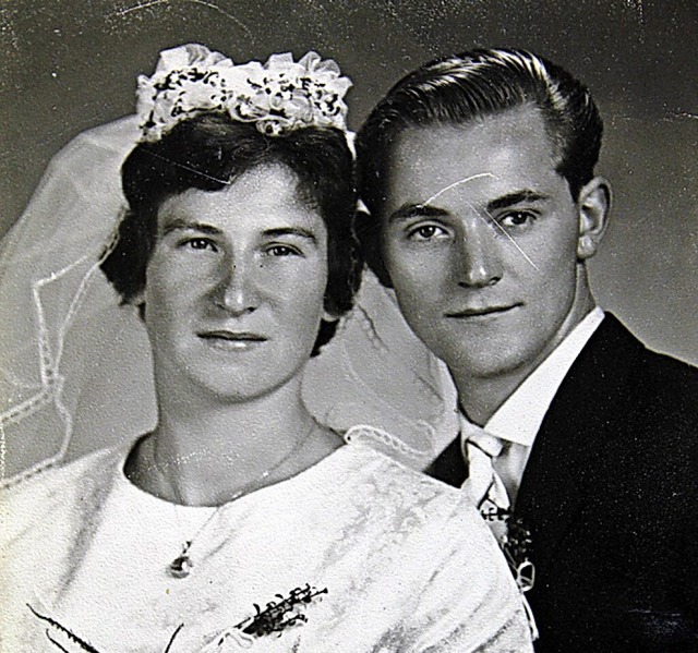 Einst und heute: das Ehepaar Keller bei seiner  Hochzeit und 60 Jahre spter  | Foto: Ralph Lacher