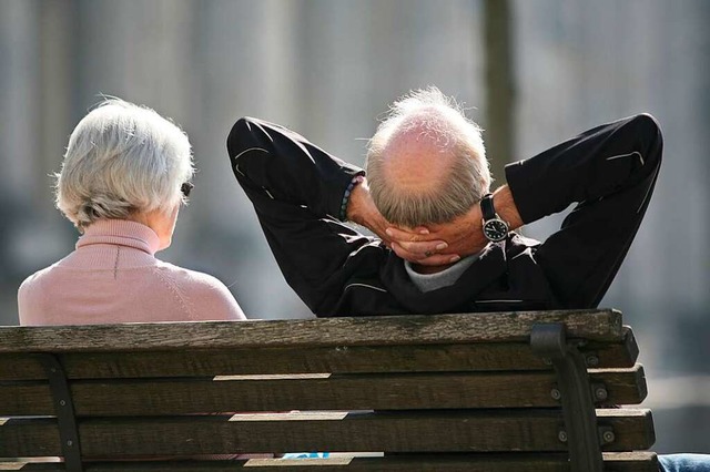 Die Zahl der ber 60-Jhrigen steigt a...an kommunalpolitischen Entscheidungen.  | Foto: Stephan Scheuer (dpa)