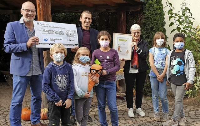 Schulleiter Manfred Kasten, Regionalle...nen und Schlern der Kastelbergschule.  | Foto: Theresa Steudel