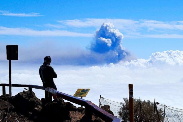 Ein Mann beobachtet aus der Ferne in R...Rauchwolke, die aus dem Vulkan steigt.  | Foto: Europa Press (dpa)