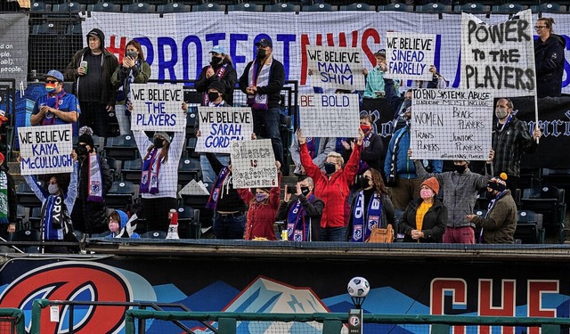 Fans protestieren beim Spiel von OL Re... gegen die Vertuschung von Missbrauch.  | Foto: Dantey Buitureida/SPP via www.imago-images.de