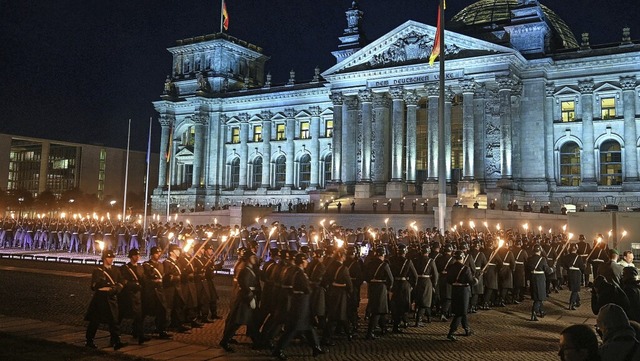 Wrdigung des Afghanistan-Einsatzes: S... vor dem  Reichstagsgebude in Berlin.  | Foto: Christophe Gateau (dpa)