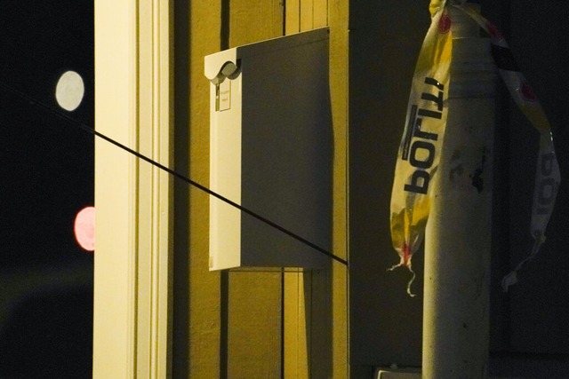 Ein Pfeil steckt in der Wand nach einem Angriff in Kongsberg.  | Foto: Terje Bendiksby (dpa)