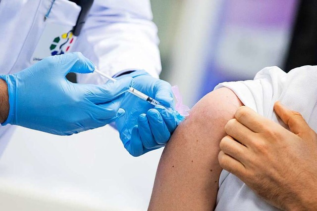 Arztpraxen sind in Sachen Corona-Impfu...olf Lenz fr die rzteschaft im Kreis.  | Foto: Rolf Vennenbernd (dpa)