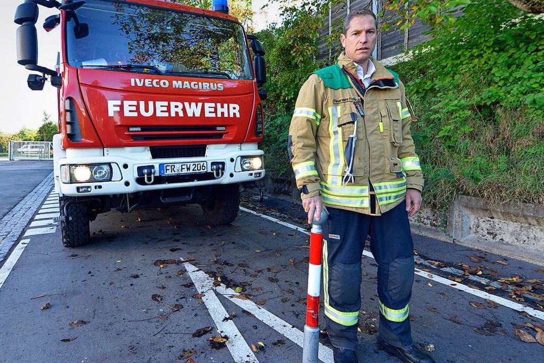 Feuerwehrkommandant Heiko Ehret an dem..., unter anderem vorbei an einer Kita.   | Foto: Michael Bamberger