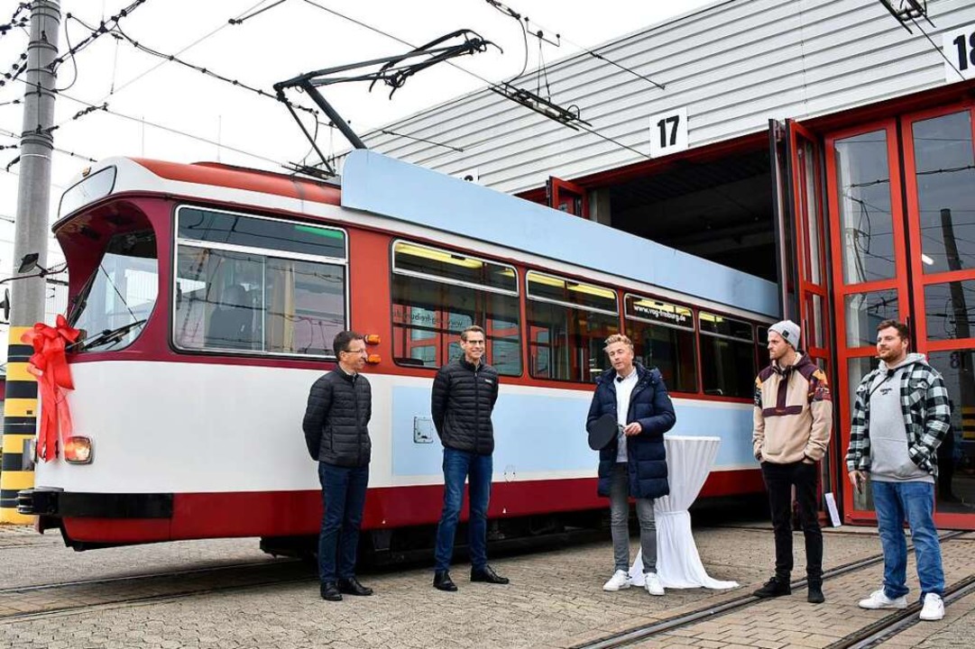 Drei Vertreter von &#8222;Kliemannslan...; bei der bergabe der Freiburger Tram  | Foto: Thomas Kunz