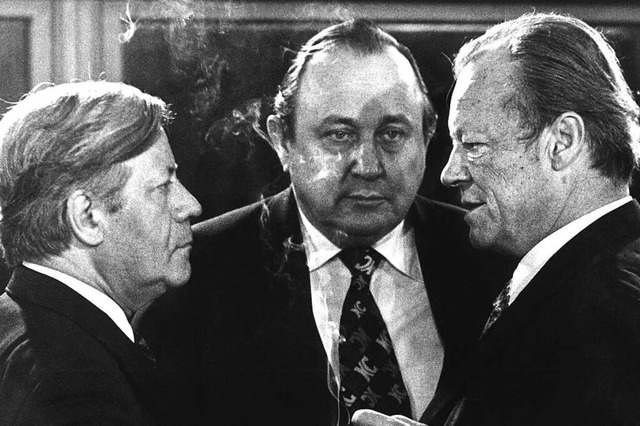 Eine Koalition der Reformbereitschaft:...rhalten sich 1976 im Bundeskanzleramt.  | Foto: dpa