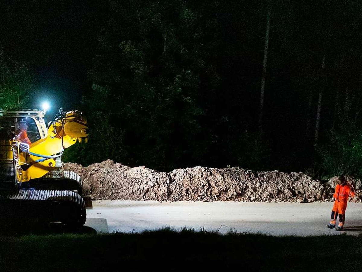 Die Anlieferung des Spezialbohrers an die L170-Baustelle mittels eines zwlfachsigen Spezialtransporters – 35 Meter lang – erfolgte des Nachts. Der kettengetriebene Gertetrger bewltigte die letzte Strecke bis zum Einsatzort per Handeinweisung.