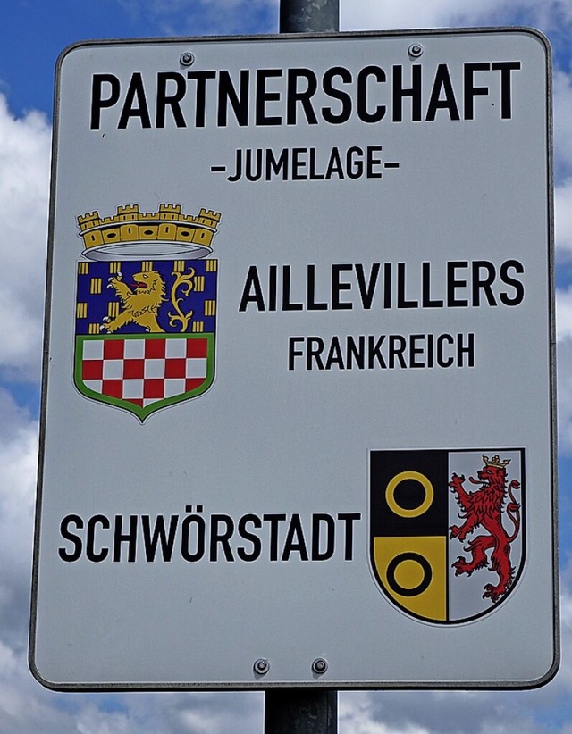 Das Schwrstadter Wappen auf der Tafel, die auf die Jumelage hinweist  | Foto: Boris Burkhardt