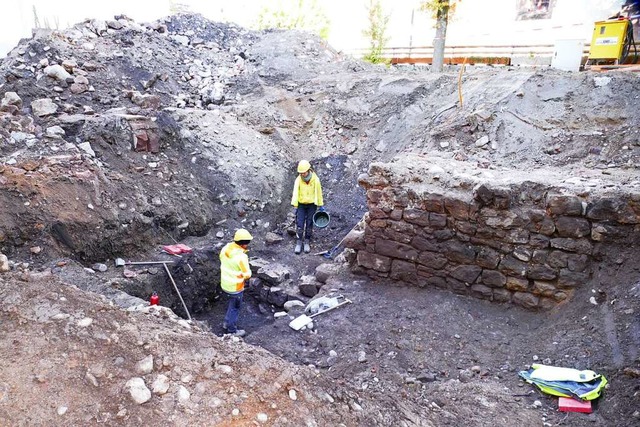 Ein Fund von  historischen Ausma: Ein...einst gewaltigen  Stadtmauer entdeckt.  | Foto: Andr Hnig