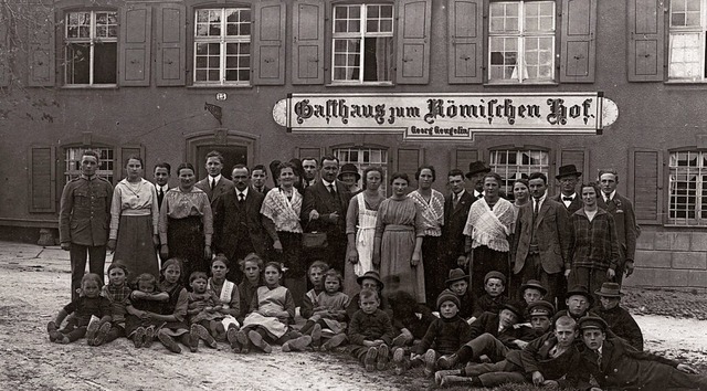 Das Titelbild des historischen Kalende...mischen Hof in Blansingen etwa  1924.  | Foto: privat