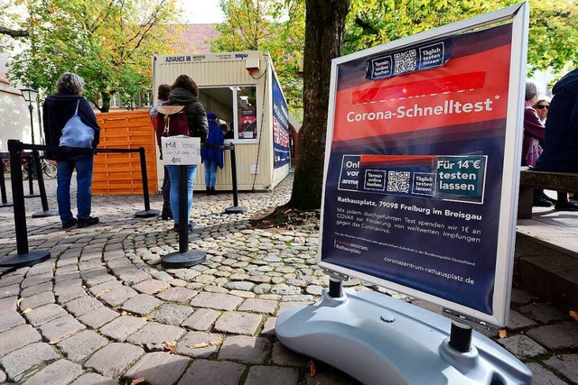 Auf dem Rathausplatz in Freiburg warte...dbaden jedoch den Betrieb eingestellt.  | Foto: Ingo Schneider