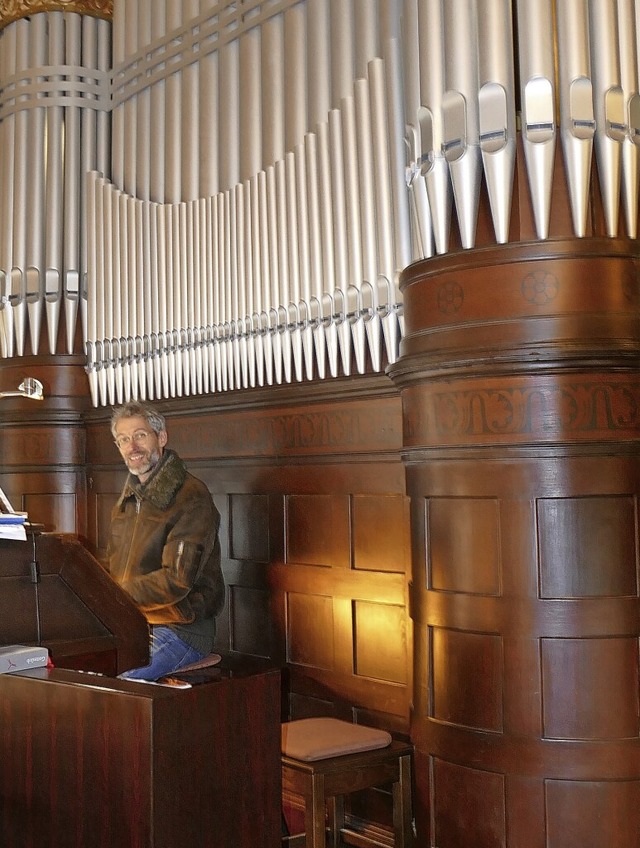 Orgelbauer und Organist Benjamin Buob ...el in der ZfP-Kirche musikalisch vor.   | Foto: Michael Strter