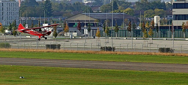 <BZ-FotoAnlauf>Flugplatz:</BZ-FotoAnlauf> Der Premierenflug auf der Grasbahn   | Foto: Jrgen Schelling