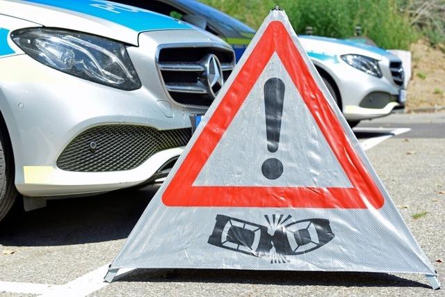 Auto rast in Stauende auf A5 bei Teningen: drei Schwerverletzte