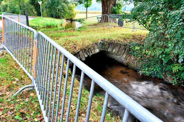 Derzeit ist die Hochzeitsbrcke  mit A...r befahren noch betreten werden soll.   | Foto: Markus Zimmermann