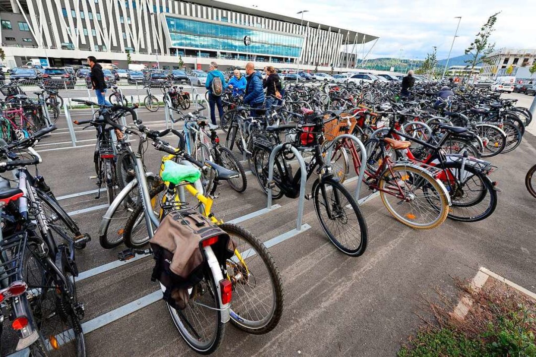 Fahrradstellplätze gibt es rund ums ne...uf den vorgesehenen Wegen hinzukommen.  | Foto: Ingo Schneider