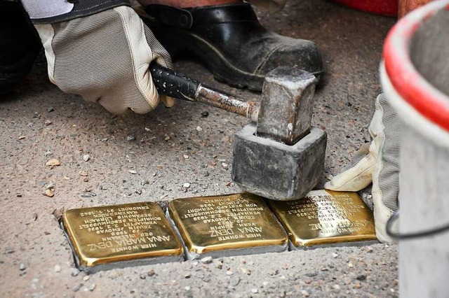 Im September 2020 wurden erste Stolpersteine verlegt. Weitere sollen nun folgen.  | Foto: Barbara Ruda