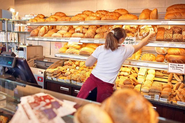 In Bckerei sind ungelernte Mitarbeiterinnen als Verkaufshilfen gefragt.  | Foto: Jan Woitas