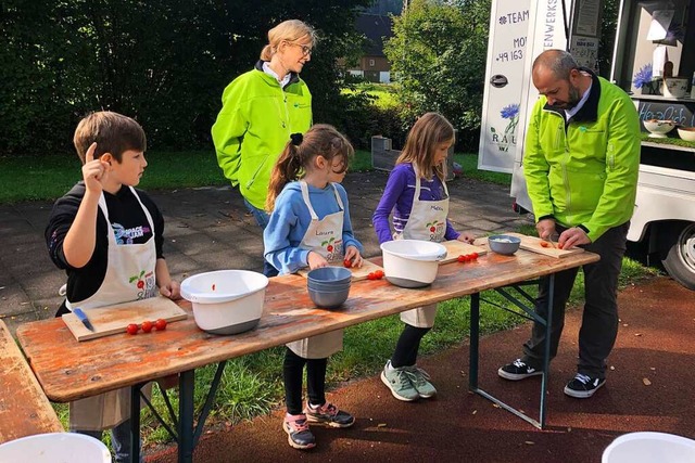 Chefkoch Olli Rausch der Naturpark-Kochschule beim Koch-Unterricht.  | Foto: Privat