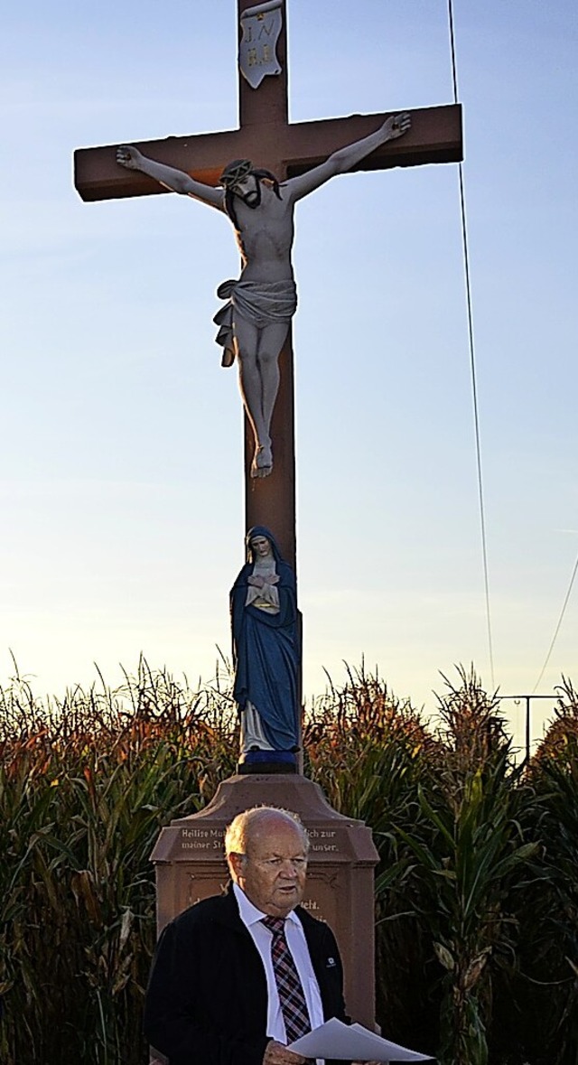 Beim Holzenthaler-Schaub-Kreuz hielt Willi Ehret die Ansprache.  | Foto: Hubert Rderer