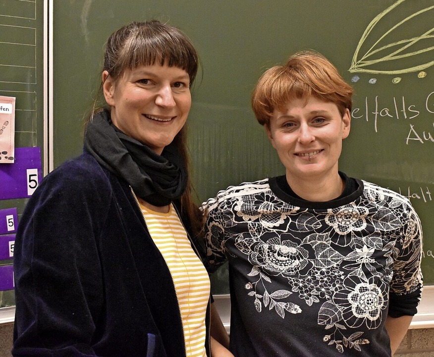 Lea Adriani (links) und Alina Dörfling... eine nachhaltige Landwirtschaft auf.   | Foto: Thomas Loisl Mink