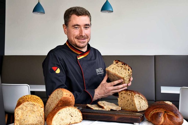 Benjamin Neuhusler-Jacob mit einem &#8222;Opa-Otto-Brot&#8220;  | Foto: Thomas Kunz