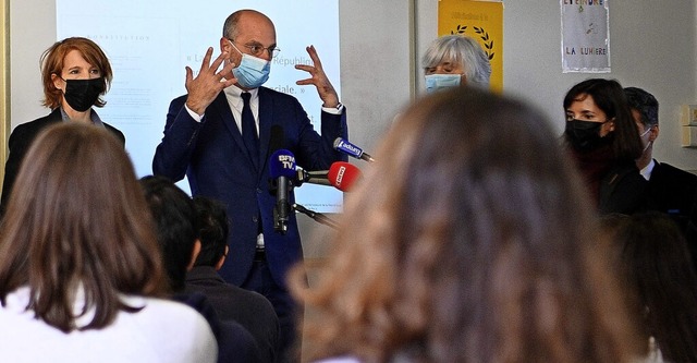 Frankreichs  Bildungsminister Jean-Mic...r Jean-de-la-Fontaine-Schule in Paris.  | Foto: CHRISTOPHE ARCHAMBAULT (AFP)