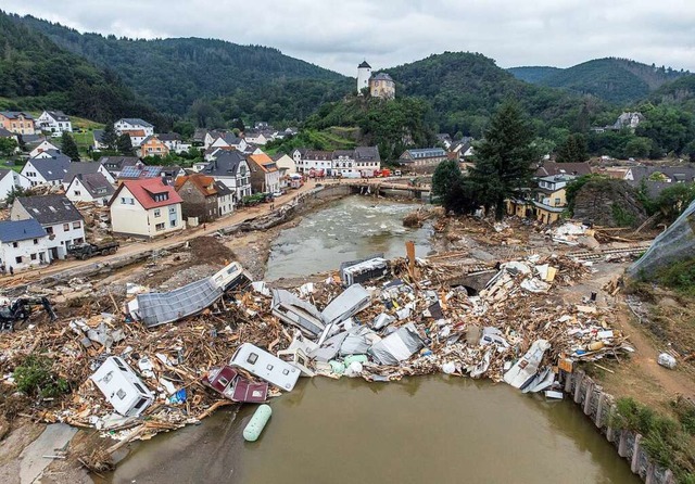 Flutkatastrophen wie im Ahrtal werden ...eunigten Klimawandel wahrscheinlicher.  | Foto: Boris Roessler (dpa)