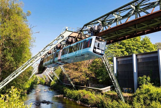 Die Wuppertaler Schwebebahn zieht viele  Bahnbegeisterte an.  | Foto: Malte Reiter (dpa)