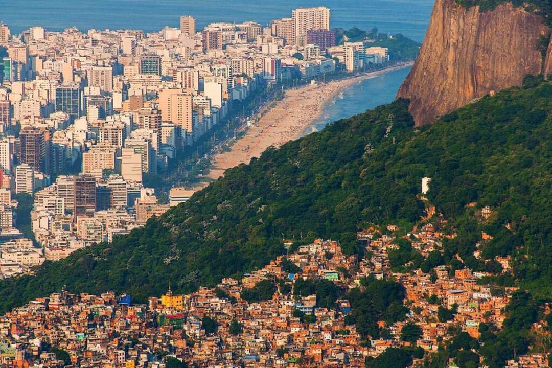 Kaum jemand biegt in die Seitengassen ...rgrund die Hochhuser Rio de Janeiros.  | Foto: dabldy via www.imago-images.de