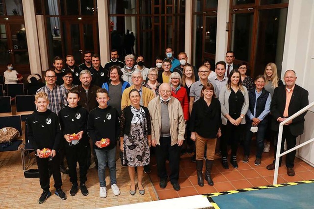 Einen groen Kreis aus Blutspendern, S...n hat die Gemeinde Friesenheim geehrt.  | Foto: Christoph Breithaupt