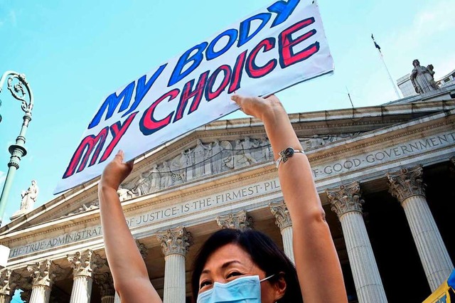 Eine Frau protestiert gegen das umstrittene Abtreibungsgesetz.  | Foto: Yana Paskova (AFP)