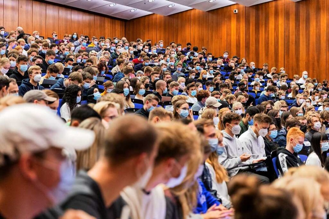 Die Studierenden tragen eine Mund-Nasen-Bedeckung  | Foto: Rolf Vennenbernd