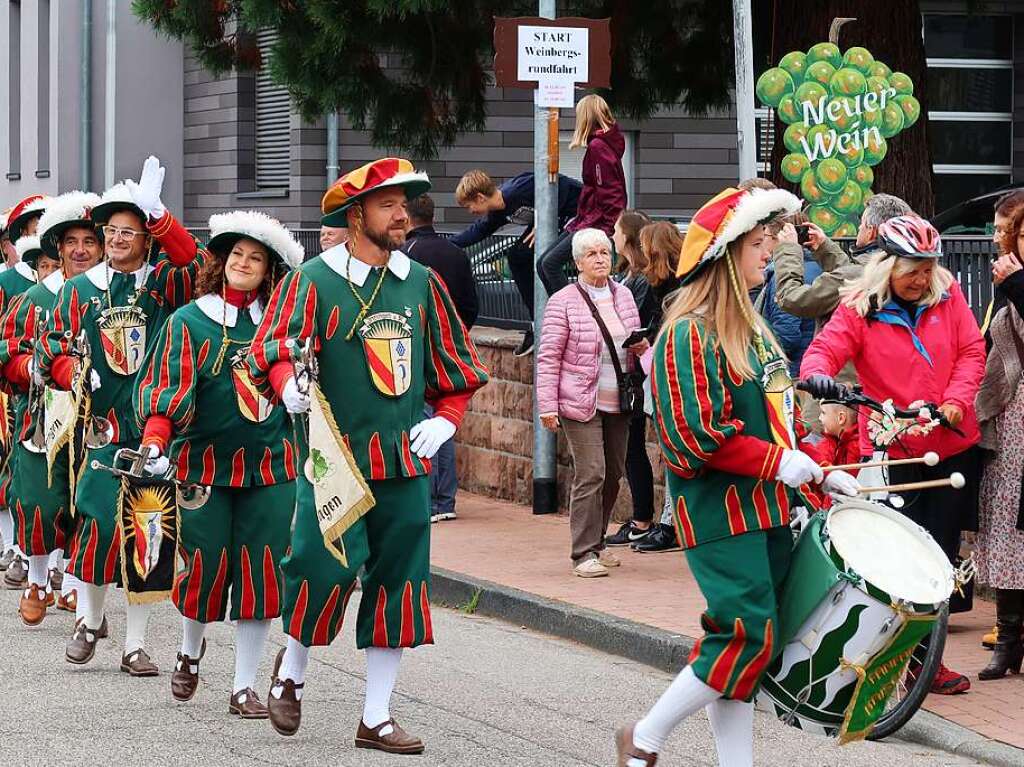 Weil der Umzug mit dem letzten Herbstwagen – wie es eigentlich Tradition ist – , nicht vom Fanfarenzug angefhrt werden konnte, spielten die Herolde vor der Winzergenossenschaft  ein Stndchen.