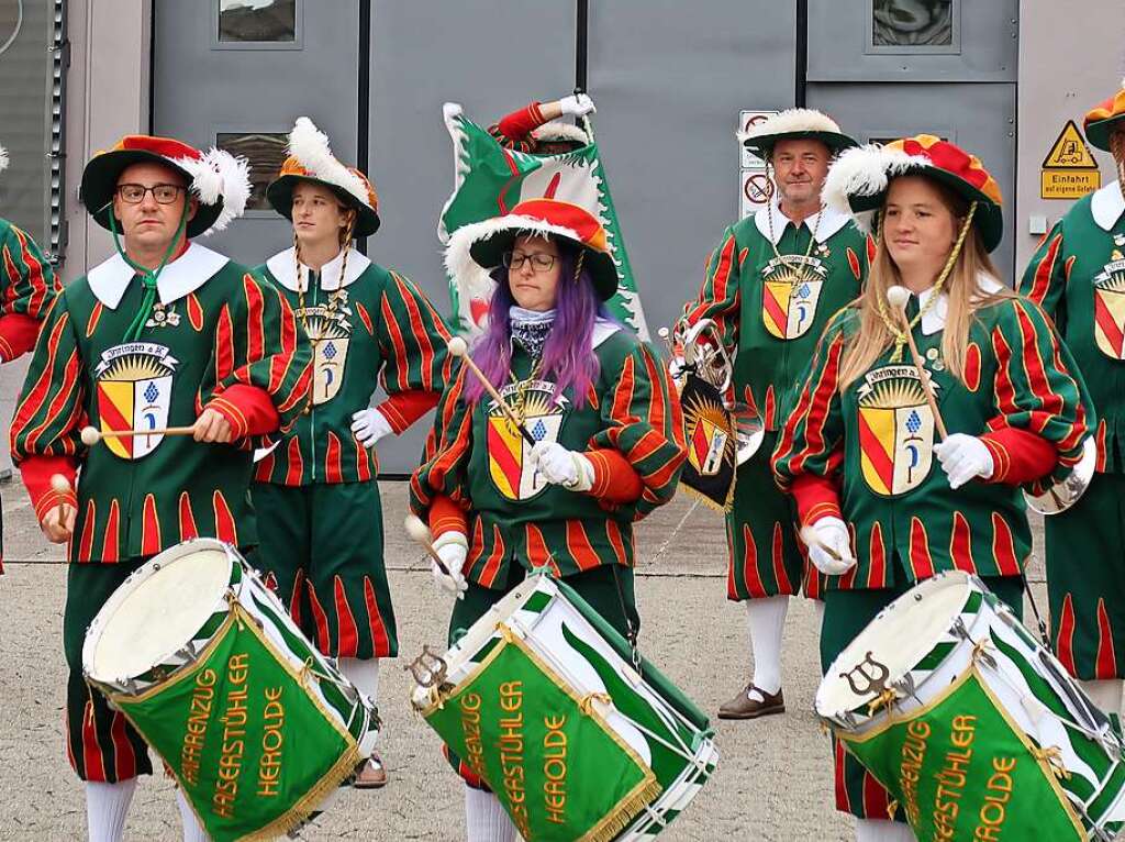 Weil der Umzug mit dem letzten Herbstwagen – wie es eigentlich Tradition ist – , nicht vom Fanfarenzug angefhrt werden konnte, spielten die Herolde vor der Winzergenossenschaft  ein Stndchen.