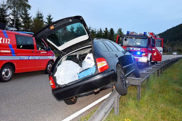 Weil ein PKW ausgewichen ist, landet er auf der Leitplanke.  | Foto: kamera24