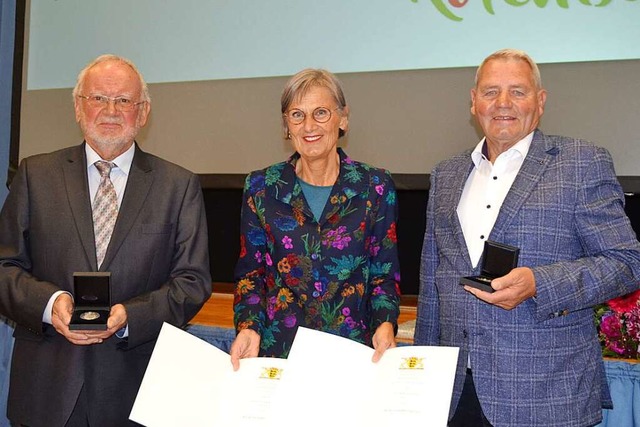 Hubert Knpfle (links) und Klaus Disch...mit der Staufermedaille ausgezeichnet.  | Foto: Liane Schilling